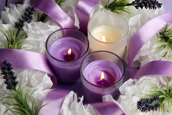 Grinalda decorativa com velas de perto — Fotografia de Stock