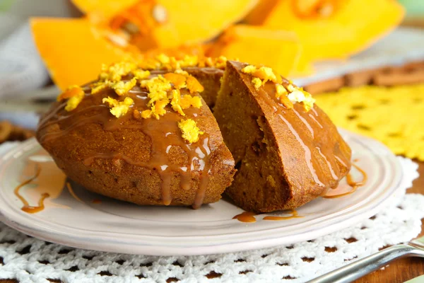 Delicioso pastel de calabaza en el plato en la mesa de madera de cerca — Foto de Stock