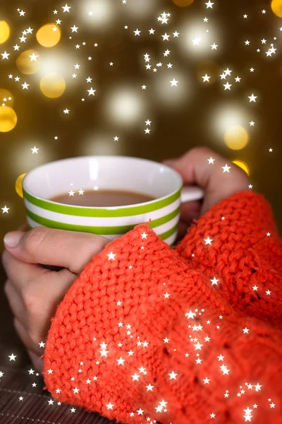Hands holding mug of hot drink, close-up, on bright background — Stock Photo, Image