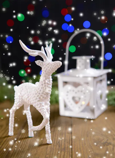 Lanterna de Natal e decorações em mesa no fundo brilhante — Stockfoto