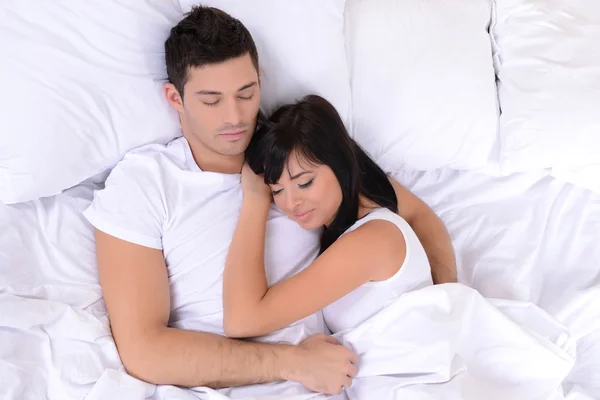 Casal apaixonado dormindo na cama — Fotografia de Stock