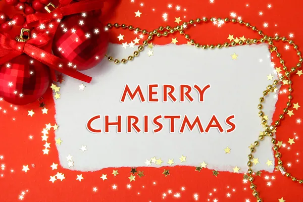 Schöne leuchtende Weihnachtskugeln und leere Postkarte auf rotem Hintergrund — Stockfoto