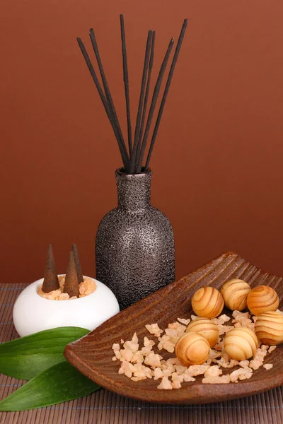 Ustawienie aromaterapia na brązowym tle — Zdjęcie stockowe