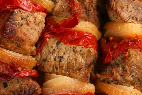 Смачне смажене м'ясо та овочі на шампурах, крупним планом — стокове фото