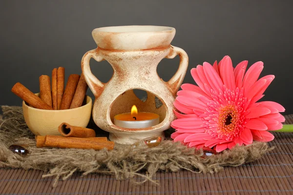 Lâmpada de aromaterapia sobre fundo cinza — Fotografia de Stock