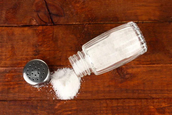 Zout bestrooid op tafel — Stockfoto