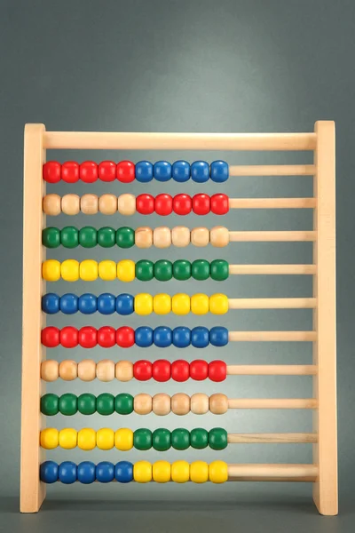 Lichte houten speelgoed abacus, op grijze achtergrond — Stockfoto
