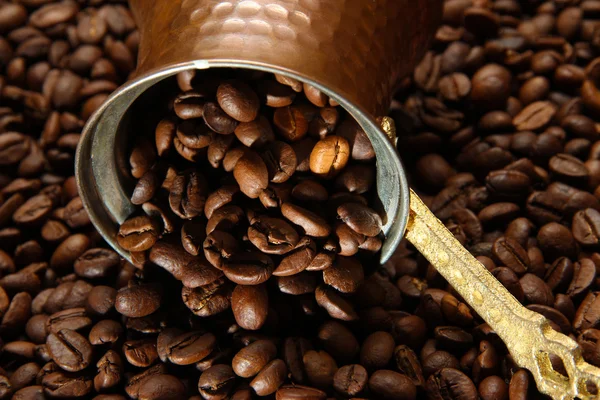 Metalen turk op koffiebonen achtergrond — Stockfoto