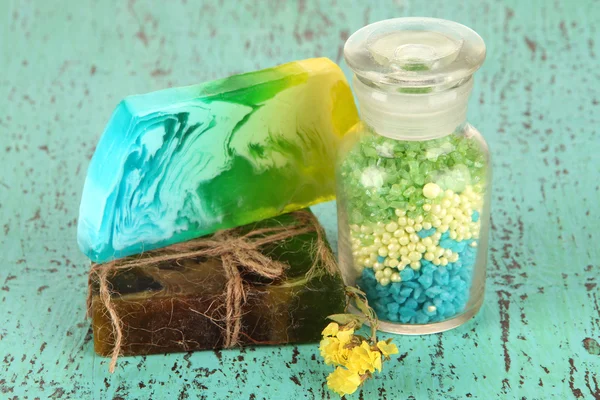 Met de hand gemaakt zeep met zee zout op houten tafel close-up — Stockfoto