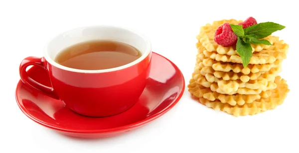 Taza de té con galletas y frambuesas aisladas en blanco —  Fotos de Stock
