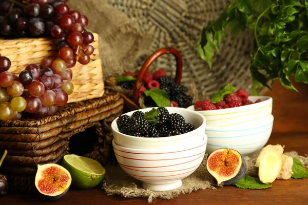 Auswahl an saftigen Früchten und Beeren auf Holzgrund — Stockfoto