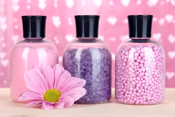 Ароматерапевтичні мінерали - барвиста сіль для ванни на рожевому фоні — стокове фото