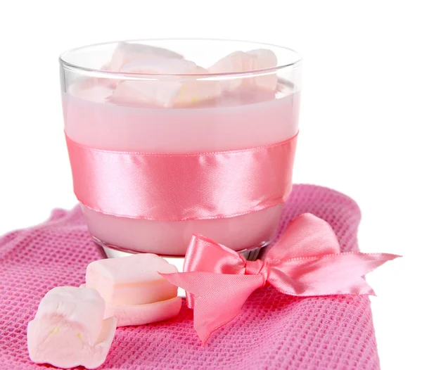 Yogurt saporito con marshmallow, isolato su bianco — Foto Stock