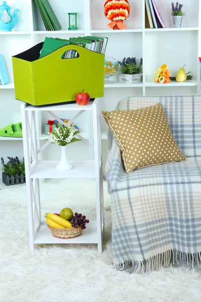 Revistas y carpetas en caja verde en estante en la habitación — Foto de Stock