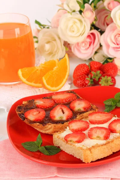 Delicious toast with strawberry on plate close-up — Stock Photo, Image