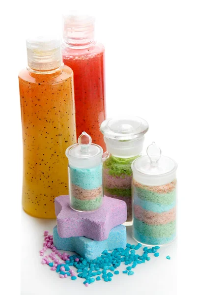 Sais aromáticos em garrafas de vidro e esfoliação corporal, isolados sobre branco — Fotografia de Stock