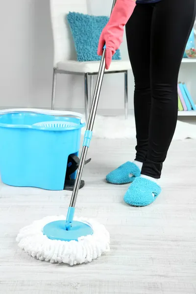 Mopping piso en casa primer plano — Foto de Stock