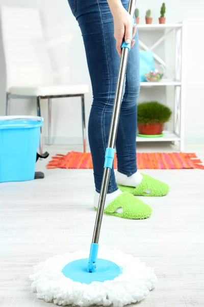 Mopping piso en casa primer plano — Foto de Stock