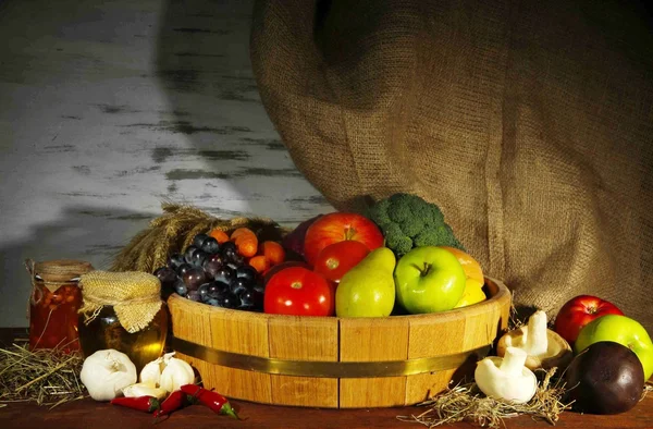 Composición de diferentes frutas y verduras en la mesa sobre fondo de saco —  Fotos de Stock