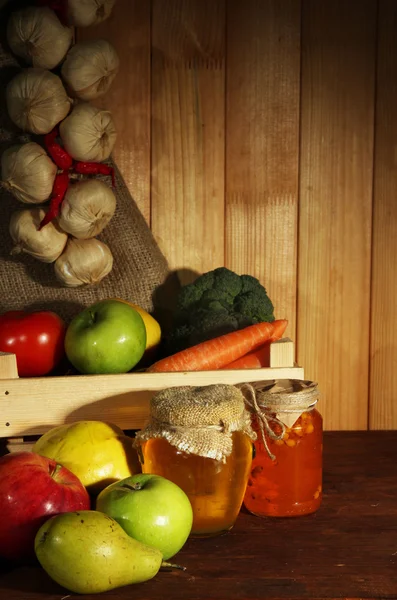 Σύνθεση των διαφορετικών φρούτων και λαχανικών στο τραπέζι σε ξύλινα φόντο — Φωτογραφία Αρχείου
