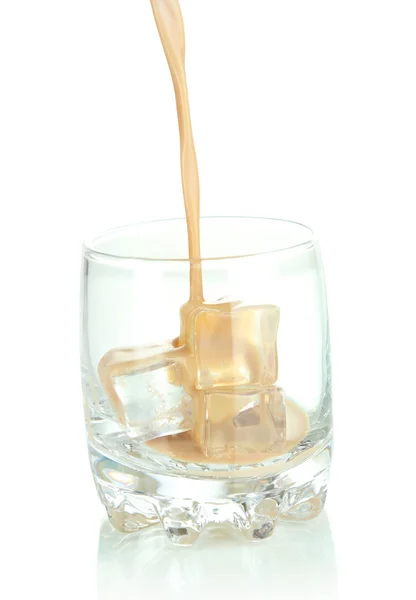 Despejar licor em vidro isolado sobre branco — Fotografia de Stock