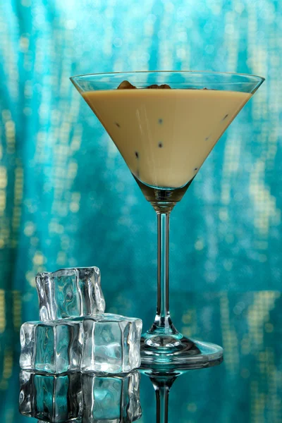 Liquore Baileys in vetro su fondo blu — Foto Stock