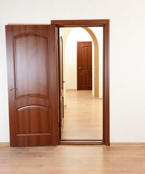 Öppna dörren i tomma rum — Stockfoto