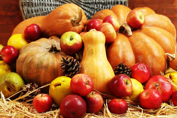 Composição de outono de frutas e abóboras em palha em fundo de madeira — Fotografia de Stock