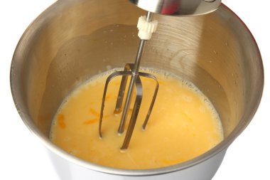 Yemek, yumurta bir kapta elektrikli çırpma teli ile kırbaçlanan, yakın çekim