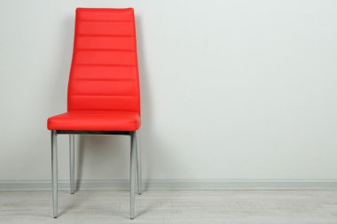 Modern renkli sandalye boş oda duvar zemin üzerine