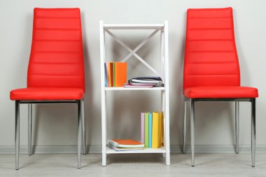 modern renkli sandalyeler, ahşap stand, duvar fon üzerine kitap ile güzel iç