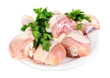 beyaz izole çiğ tavuk budu