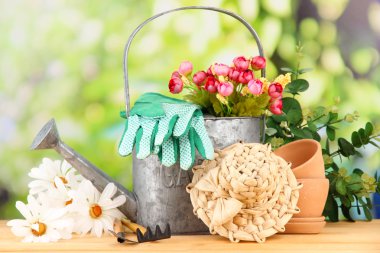 Bahçe aletleri ve ahşap masa, açık havada çiçekler
