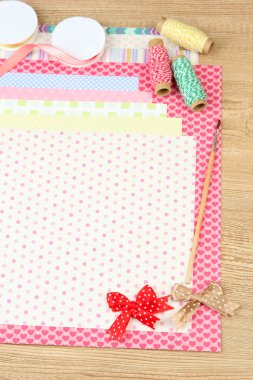 Kağıt scrapbooking ve ahşap masa üstünde alet