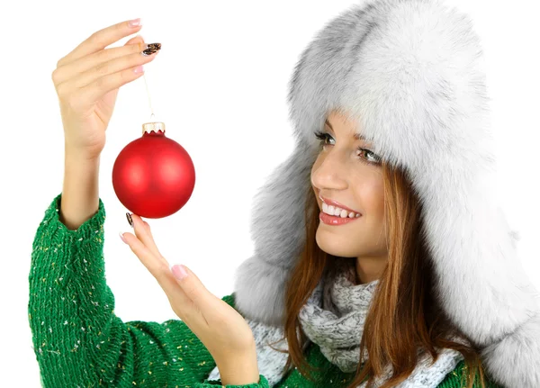 Hermosa chica sonriente con bola de Navidad aislada en blanco — Foto de Stock