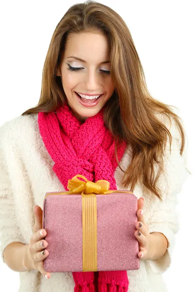 Hermosa chica sonriente con regalo aislado en blanco —  Fotos de Stock