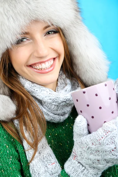 Bella ragazza con tazza isolata su bianco — Foto Stock