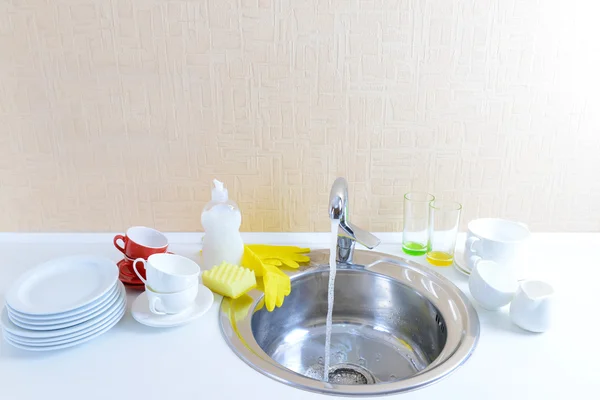 Dishes drying near metal sink — Stockfoto