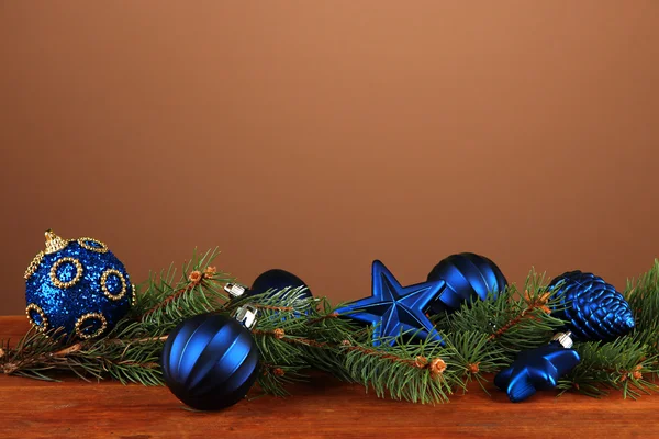 Hermosas decoraciones de Navidad en abeto en la mesa sobre fondo marrón —  Fotos de Stock