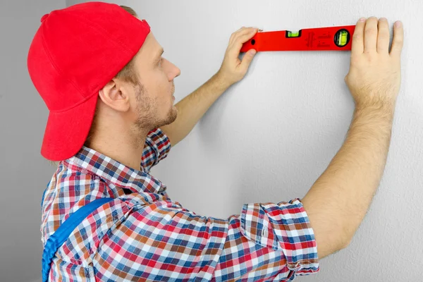 Portret van de jonge voorman in de kamer — Stockfoto