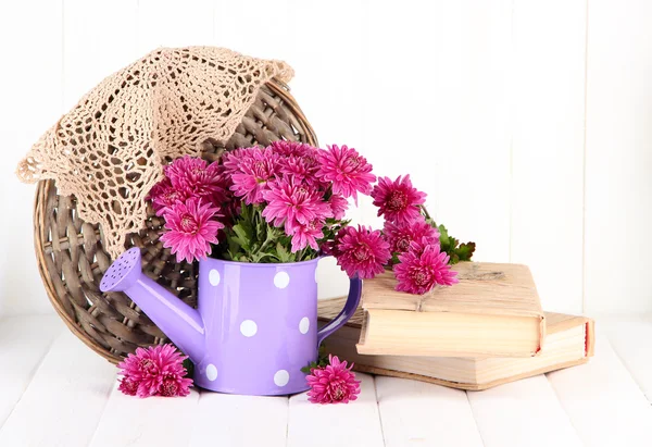 Bukett med rosa krysantemum i vattenkanna på vit trä bakgrund — Stockfoto