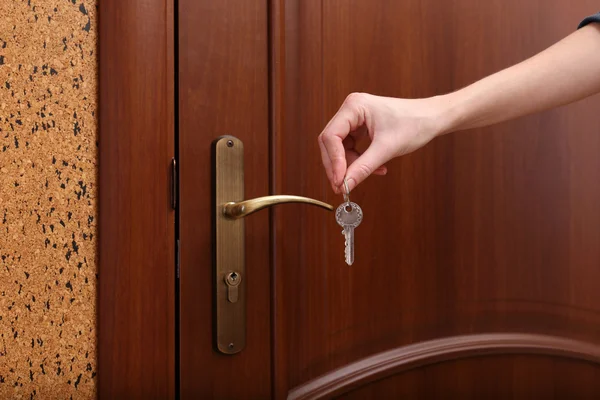 Cerrando o desbloqueando la puerta con llave en la mano — Foto de Stock