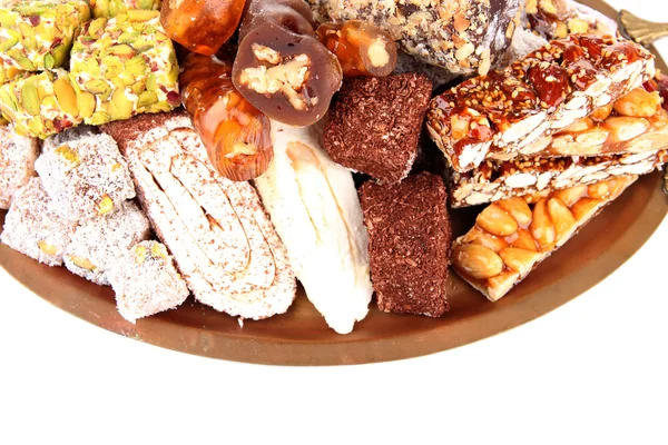 Sabrosos dulces orientales en bandeja de metal, aislado en blanco — Stok fotoğraf