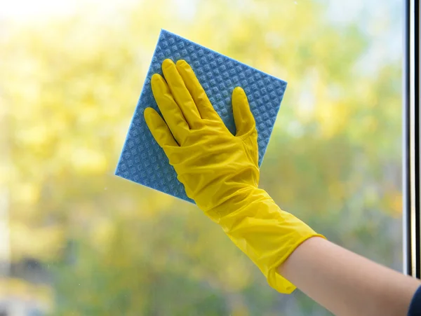 Mani con finestra di pulizia tovaglioli — Foto Stock