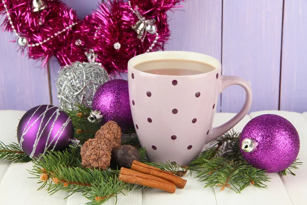 Copa de cacao caliente con chocolates y decoraciones de Navidad en la mesa sobre fondo de madera —  Fotos de Stock