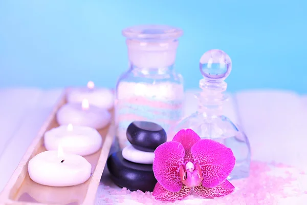 Bella spa impostazione con orchidea su tavolo di legno bianco su sfondo blu — Foto Stock