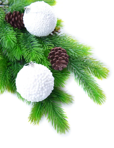 Bolas de Navidad y copo de nieve en abeto, aislado en blanco — Foto de Stock