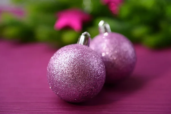 Різдвяні кульки на ялинці, на кольоровому фоні — стокове фото