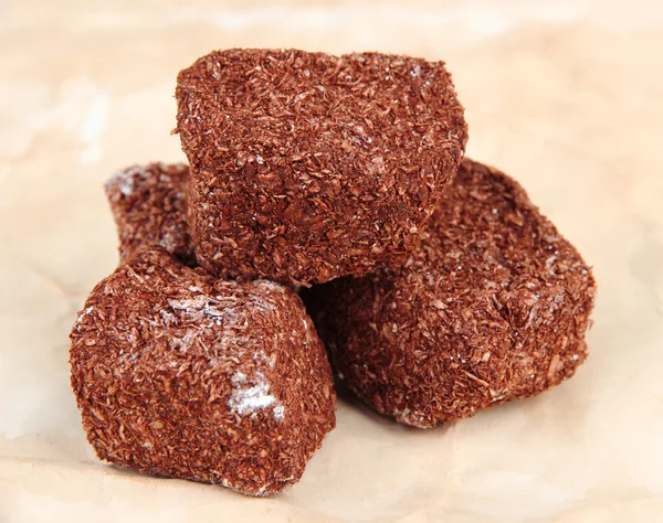 Sabrosos dulces orientales (delicia turca), sobre fondo marrón — Foto de Stock