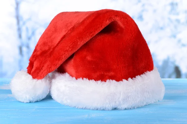 Sombrero de Navidad sobre mesa sobre fondo claro —  Fotos de Stock